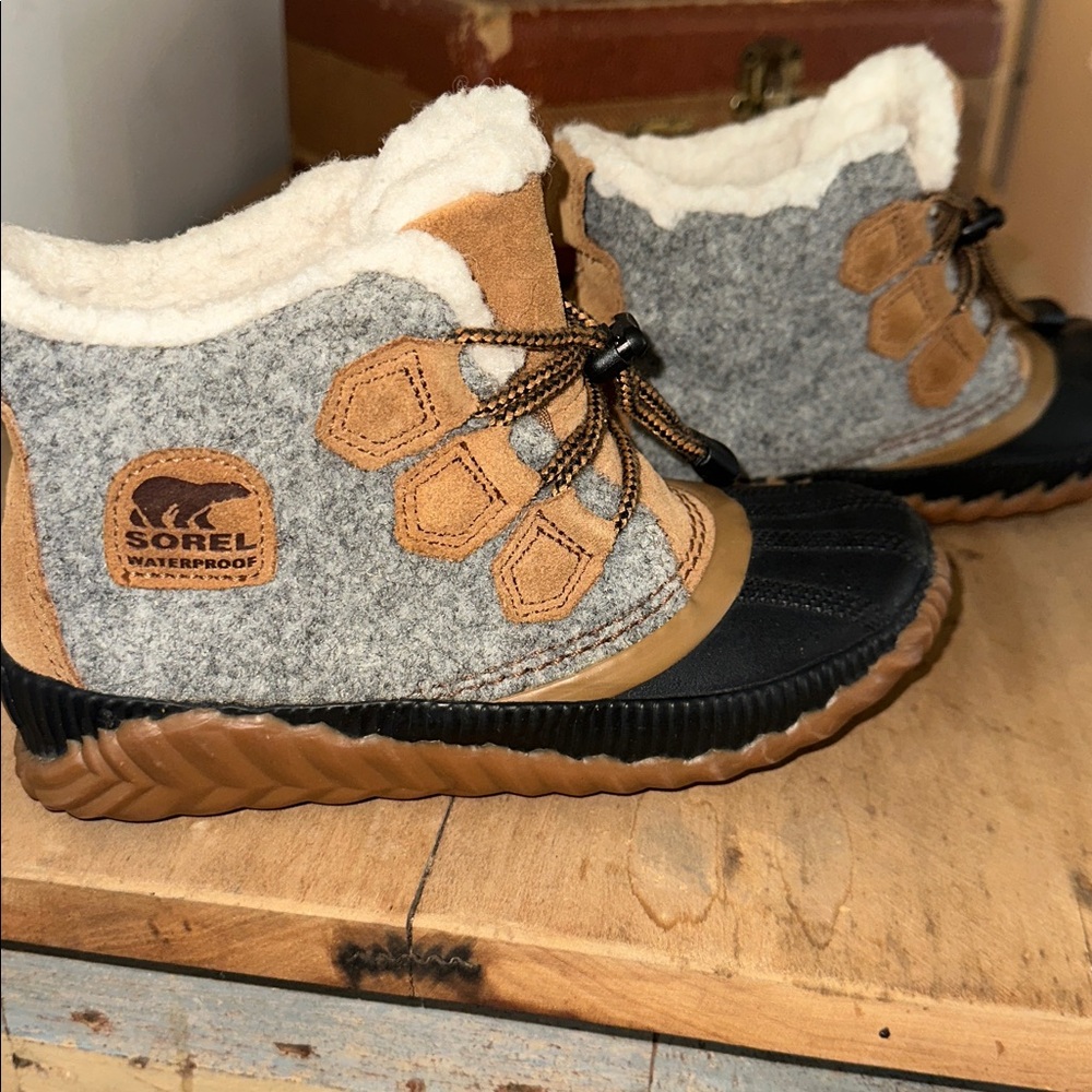 Kids Sorel winter boots, size 1, fleece linked, waterproof